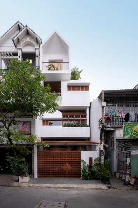 NHÀ QUANH SÂN House